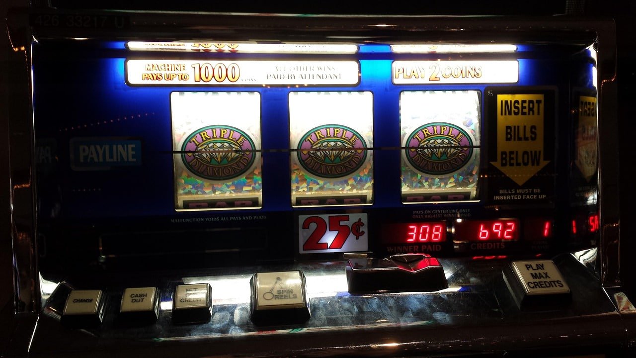 Antarmuka permainan langsung juragan99 slot menampilkan meja blackjack dan roulette dealer langsung